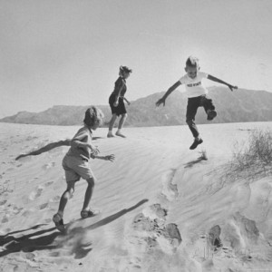 nat-farbman-children-playing-in-the-desert-sand